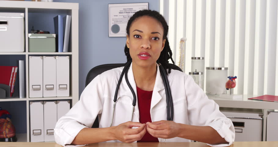 Темнокожая доктор. Темнокожий врач. Врач афроамериканка. Чернокожая врач женщина. Красивая темнокожая врач.