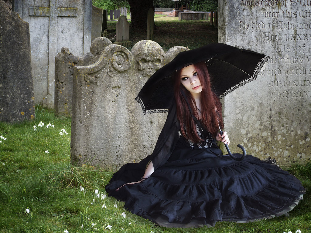 Молодая вдова на кладбище