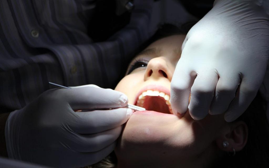 почему идет кровь после удаления зуба