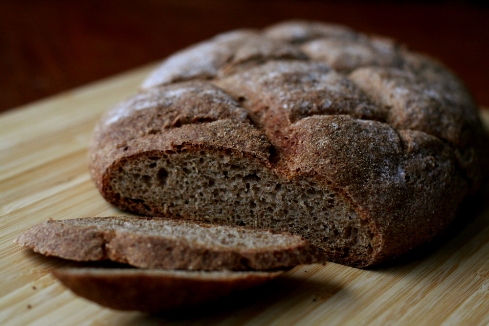 Подовый хлеб это какой. Хлеб ржаной подовый. Хлеб ржаной бездрожжевой. Черный ржаной хлеб. Cherni xleb.