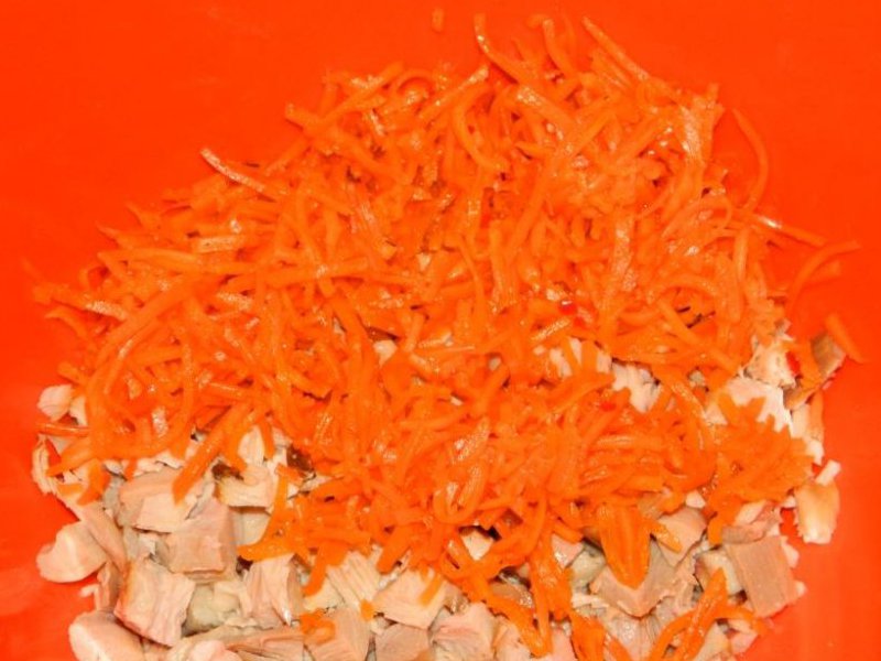 приготовление салата с морковкой и курицей