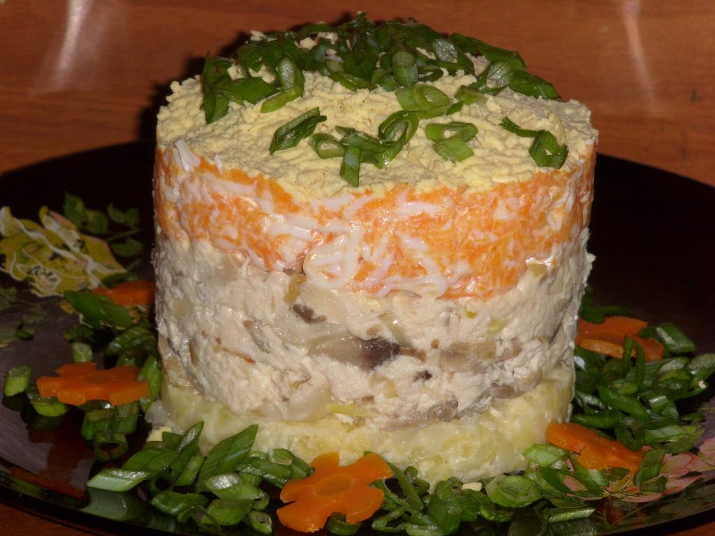 салат слоеный "Лисий хвост" на блюде