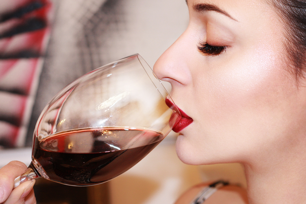 женщина пьет вино