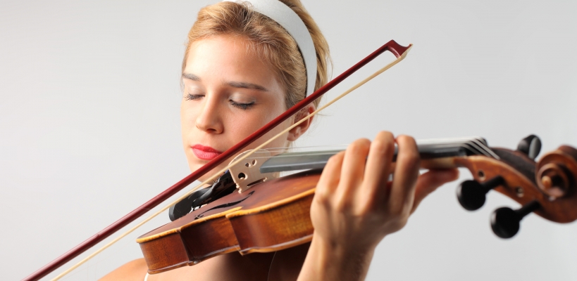 Девушка, играющая на скрипке