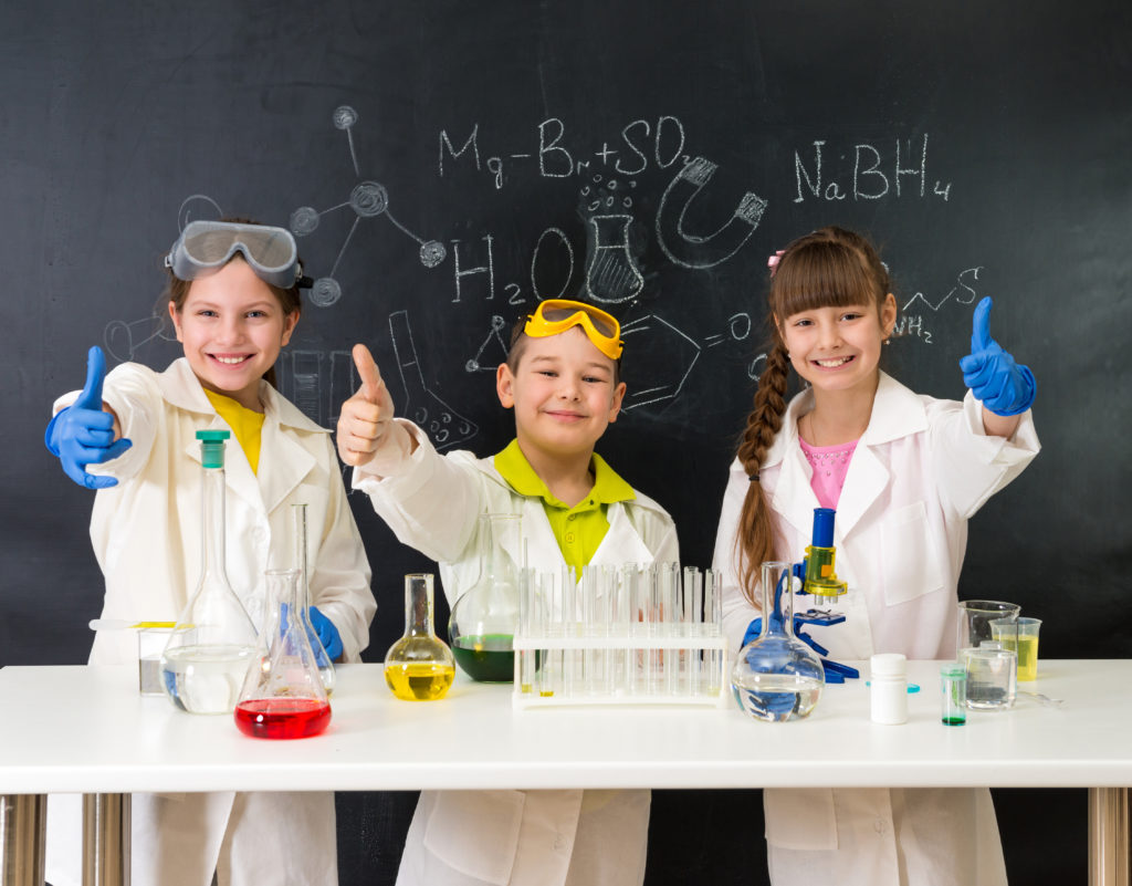 Школьники на уроке химии