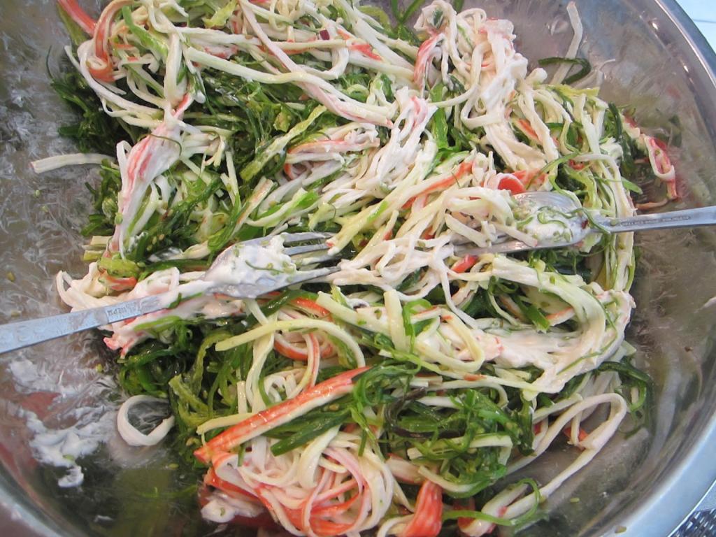 Как готовить салат из фунчозы с огурцами