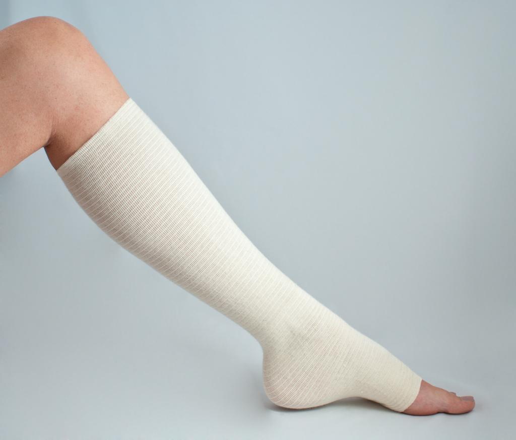 Эластичные бинты после операции эндопротезирования. Бинты послеоперационные на ноги. Эластичная повязка на голень. Эластичная повязка на икроножную мышцу. Бинт эластичный трубчатый на ногу.