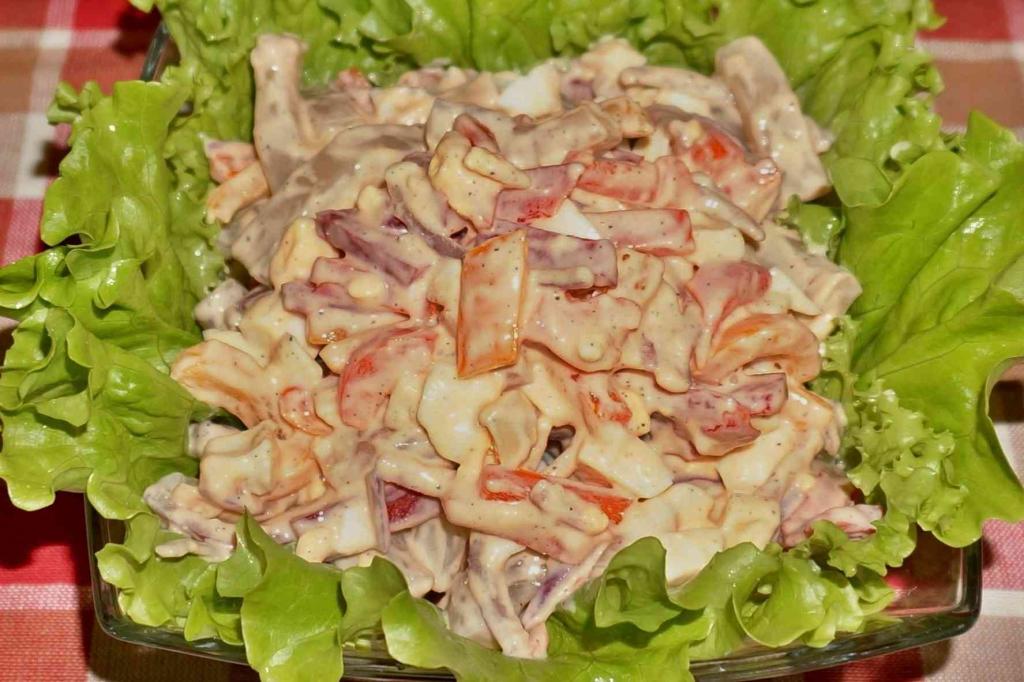 Салат с копченым кальмаром