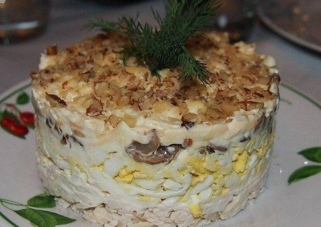 салат с жареными шампиньонами и курицей и сыром