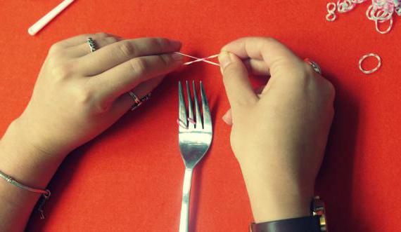 How to weave loom bands on a fork