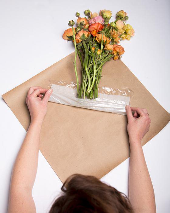 Как упаковать цветы в пленку в домашних условиях пошагово фото