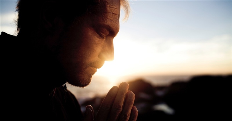 Человек читает молитву