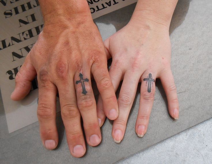 варианты тату крест на пальце