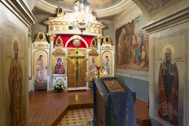 Интерьер церкви Живоначальной Троицы в Останкино