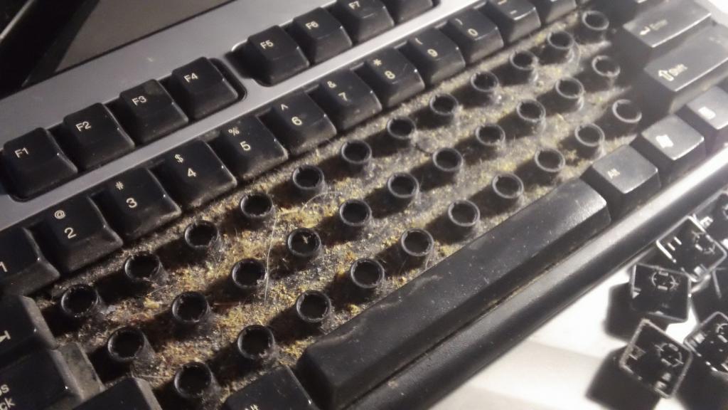 не работают стрелки на клавиатуре из-за пыли и мусора