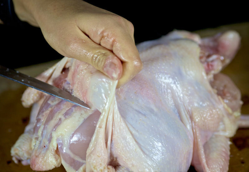 Снятие кожи курицы у позвоночника