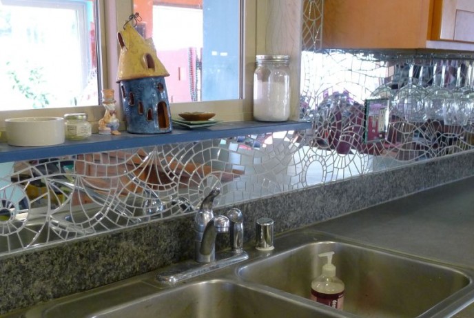 Зеркальная мозаика на кухне