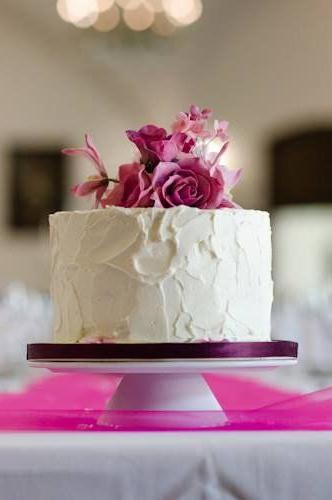 small wedding cake without mastic