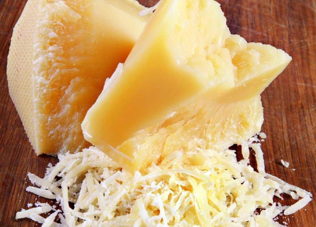 Пармезан что это. Сыр пармезан. Пармезанский сыр. Чипсы из сыра. Чипсы сыр пармезан.