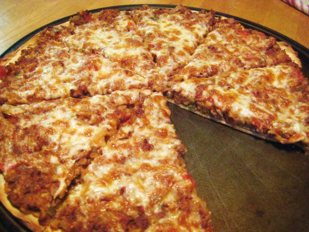 Пицца с фаршем и колбасным сыром