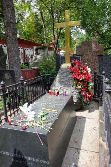Гоголь живой похоронен. Могила Гоголя. Могила Гоголя на Новодевичьем. Гоголь кладбище.