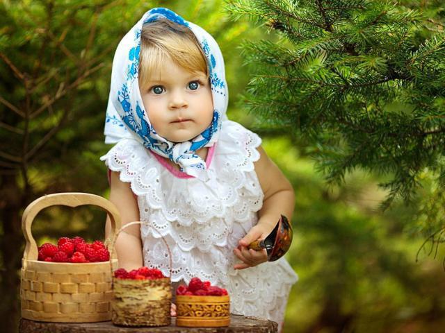 Puzzles about berries for children