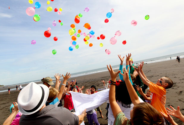 дети запускают в небо воздушные шары