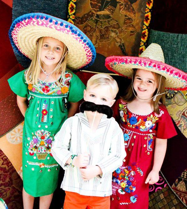 дети в костюмах мексиканцев