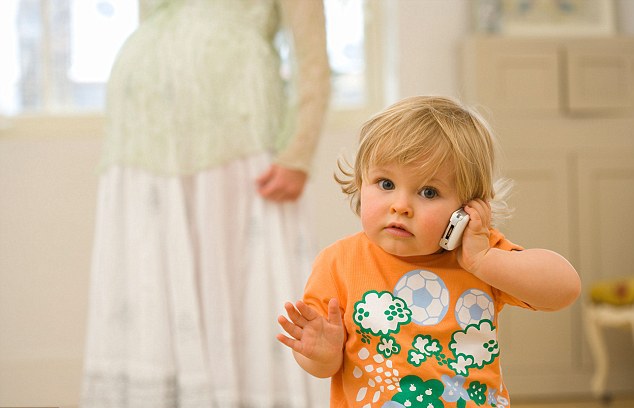 малышка говорит по телефону