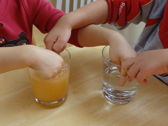 дети изучают свойства воды