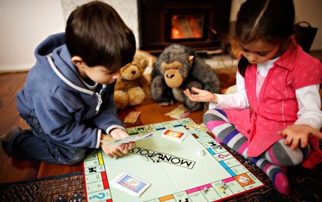 дети играют в "Монополию"
