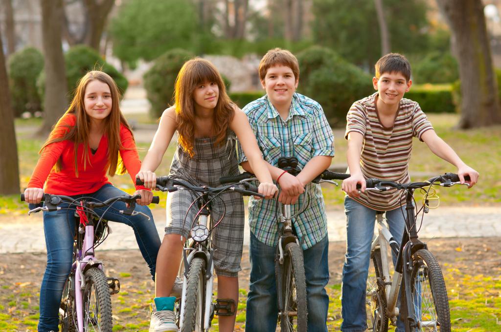подростки на велосипедах