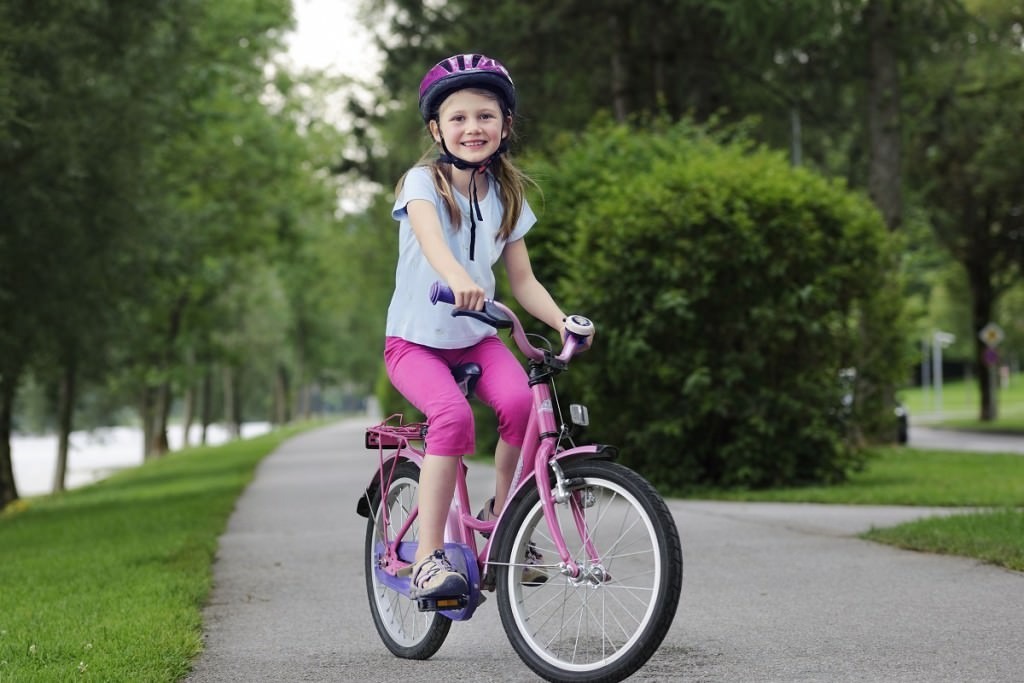 The children are riding bikes. Велосипед для девочки. Девочка катается на велосипеде. Дети с велосипедом. Девочка катается на велос.