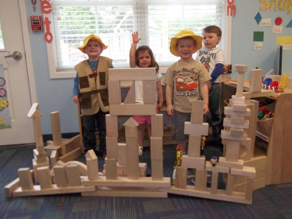 Строительные игры цель средняя группа. Строительные и конструктивные игрушки. Строительно конструктивные игры для детей. Строительные игры в детском саду. Конструктивно строительные игры.