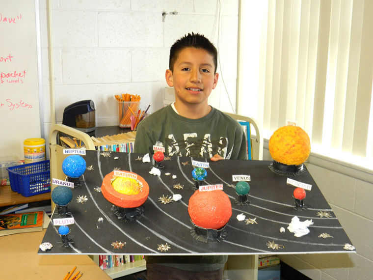 мальчик сделал модель солнечной системы