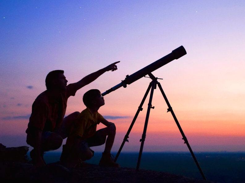 люди смотрят в телескоп