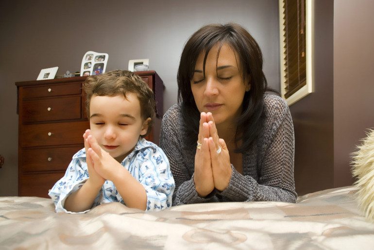 мама с сыном молятся