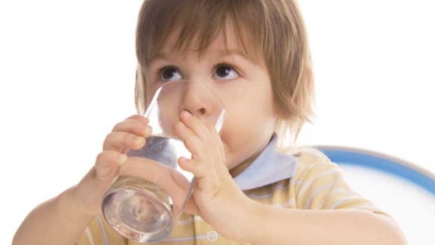 Как научить ребенка пить воду?