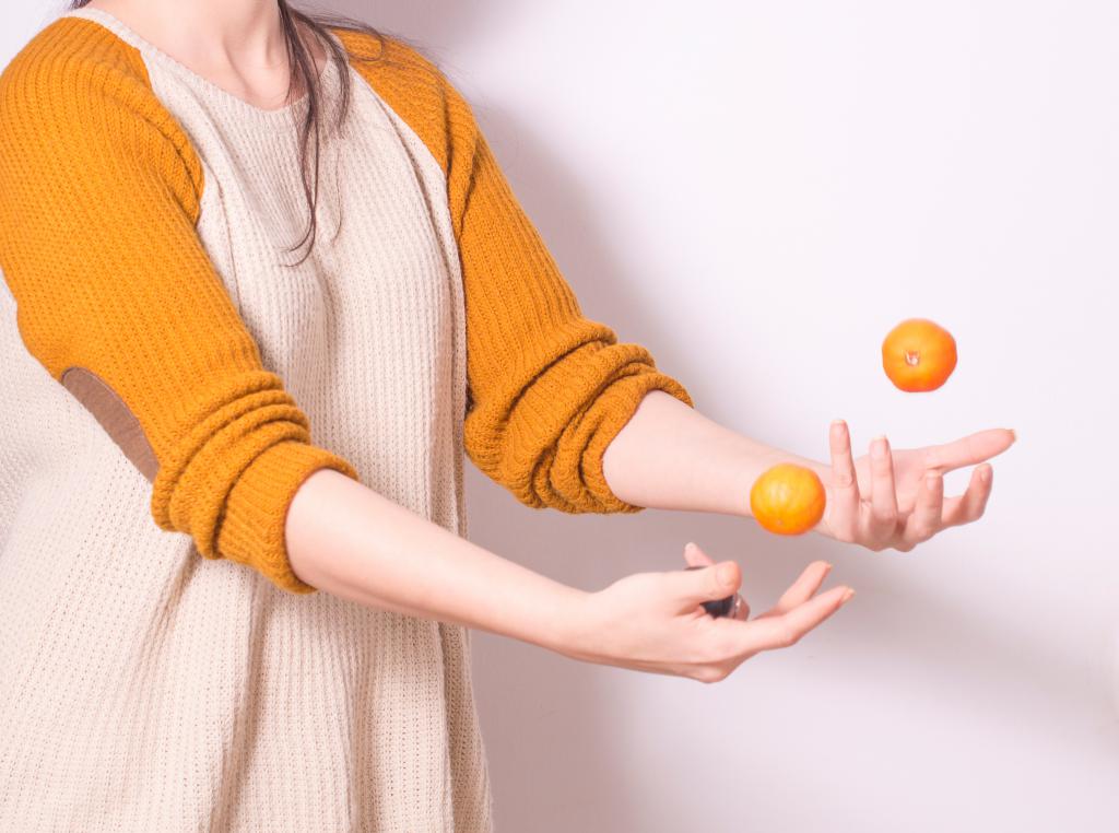 жонглирование мандаринами