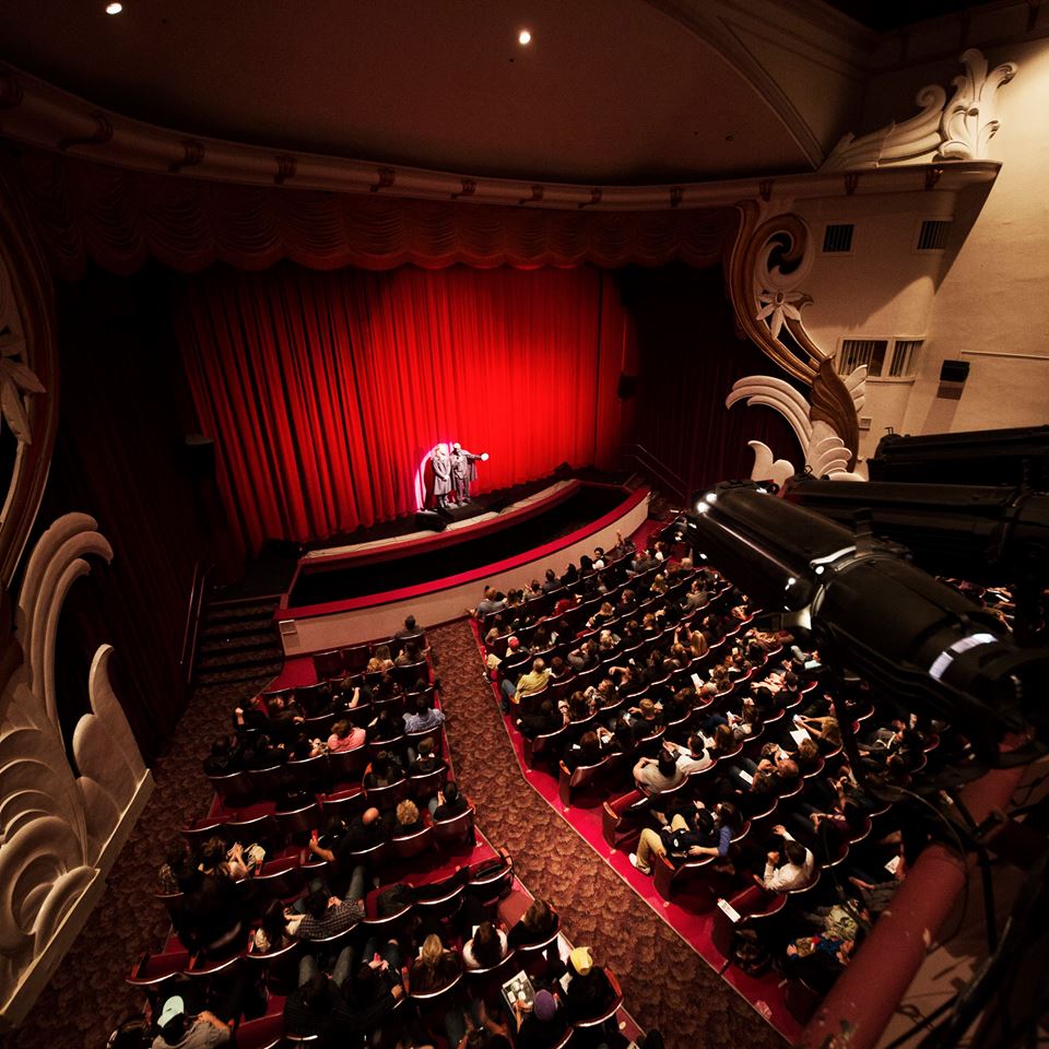 Популярность театров. Colon Theatre artists.