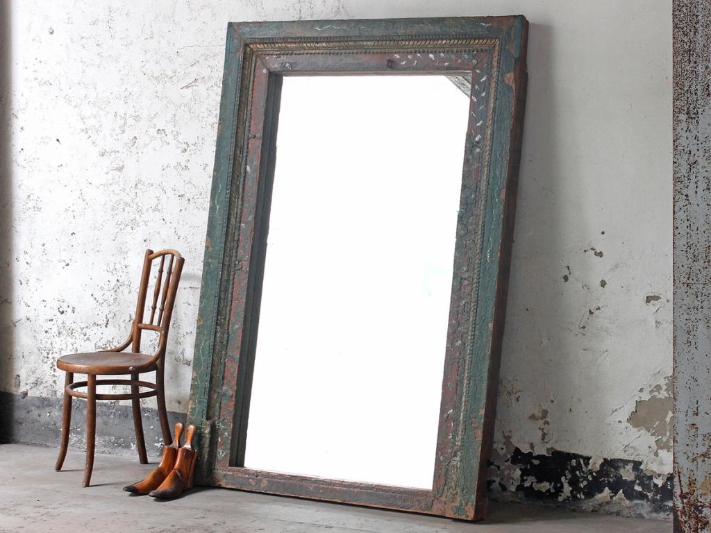Украшаем интерьер: старинные зеркала в деревянной раме