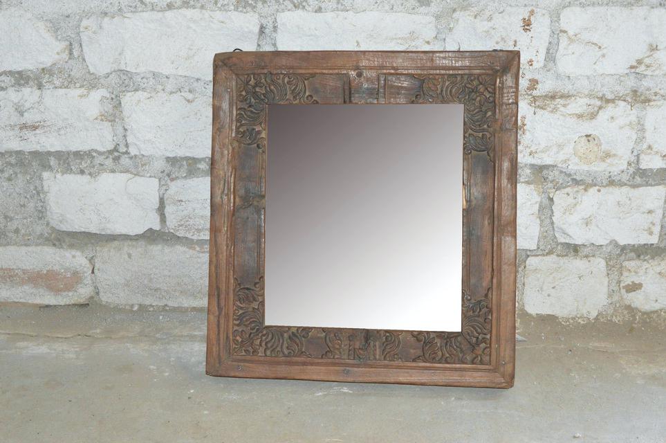 Украшаем интерьер: старинные зеркала в деревянной раме