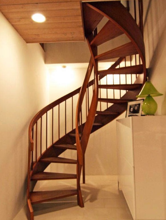 Как сделать винтовую лестницу на второй этаж?