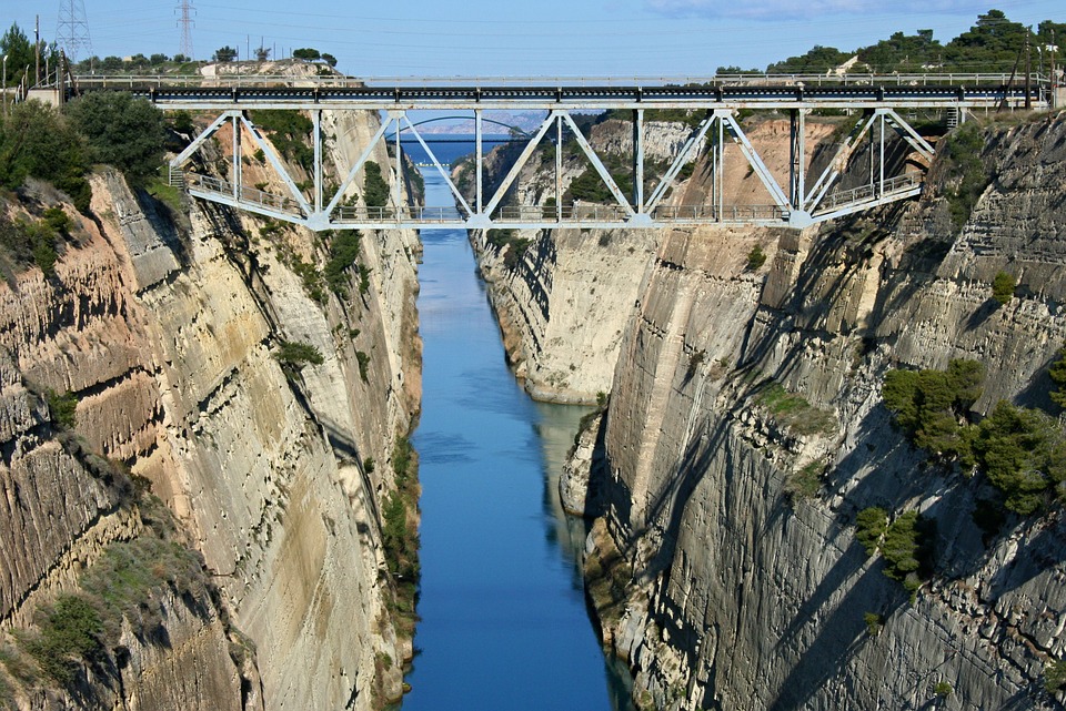 Railway bridge over the canal