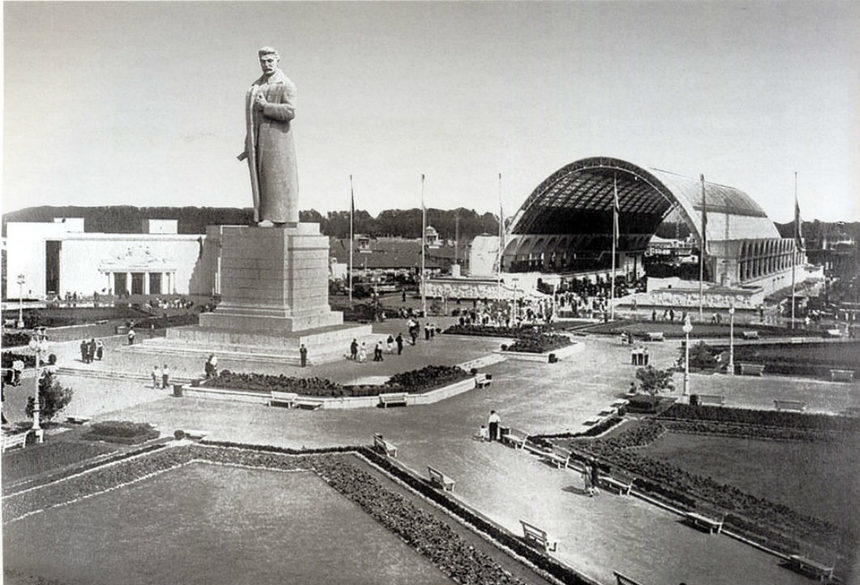 Памятник Сталину перед на площади "Механизация"