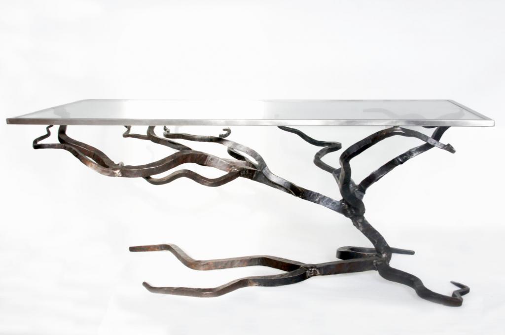 Оригинальный столик с металлическим подстольем