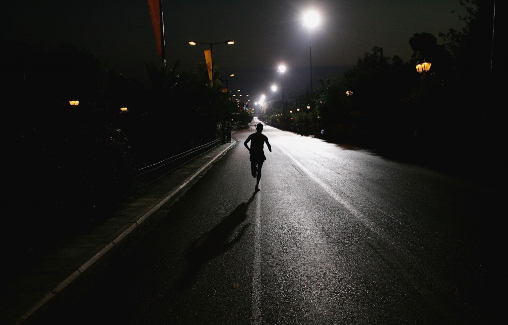 Человек, бегущий по дороге