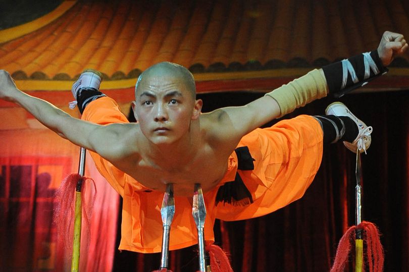 Выступление монахов с копьями