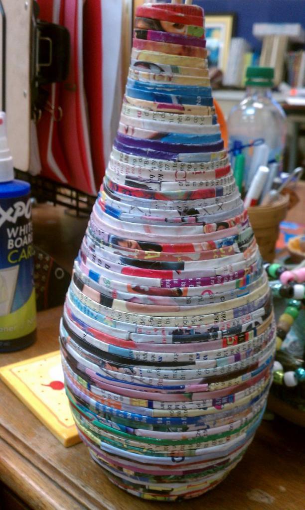 weaving newspaper vases