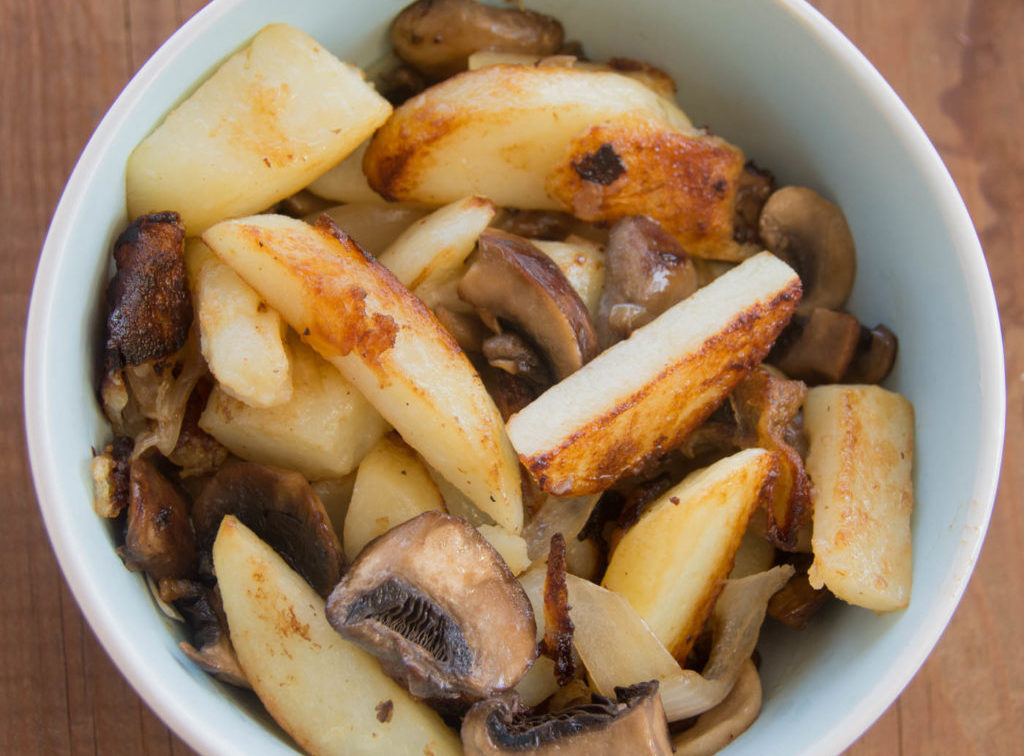 Как пожарить картошку с белыми грибами в мультиварке